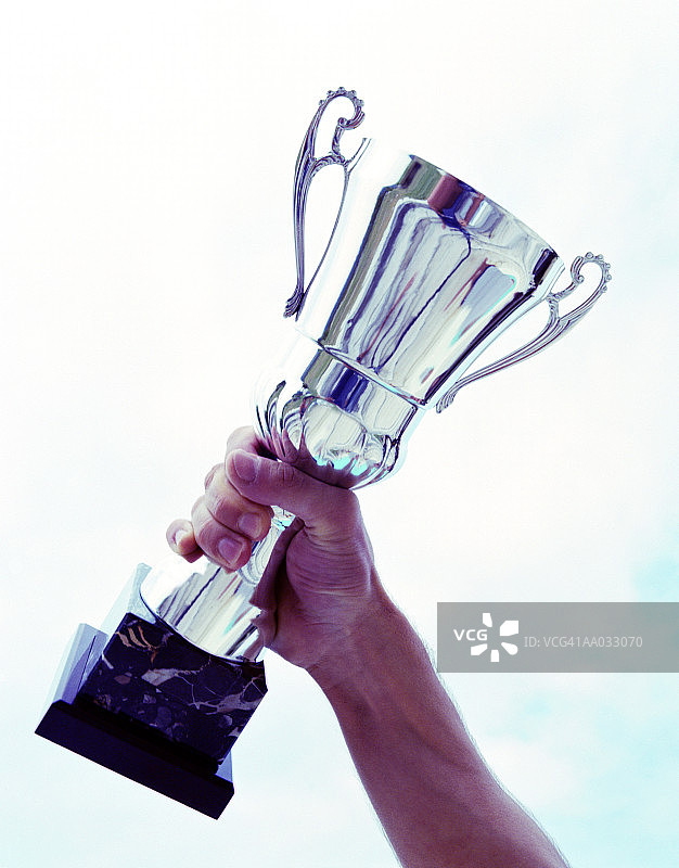 手举奖杯图片素材