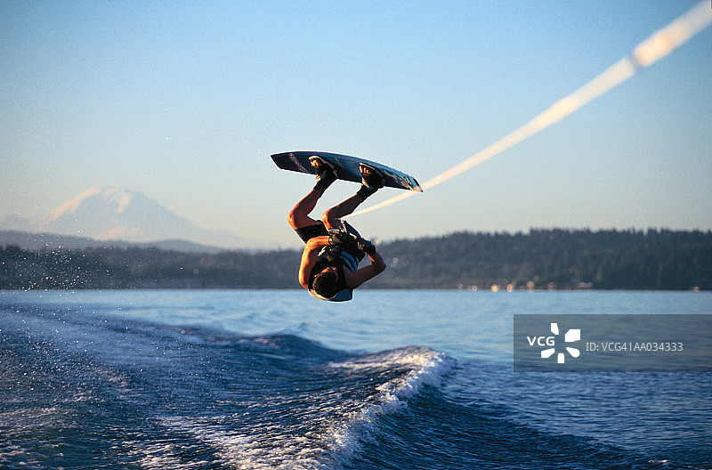 在华盛顿湖上跳跃的滑水者图片素材