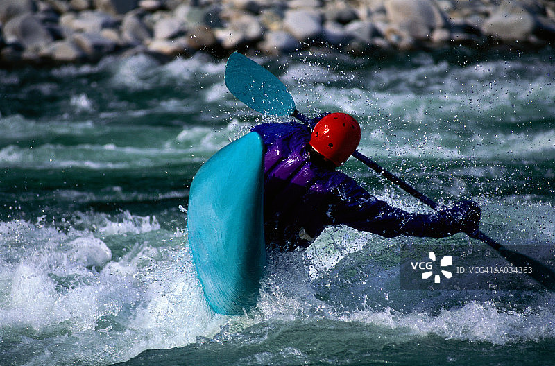 急流中的皮划艇运动员图片素材