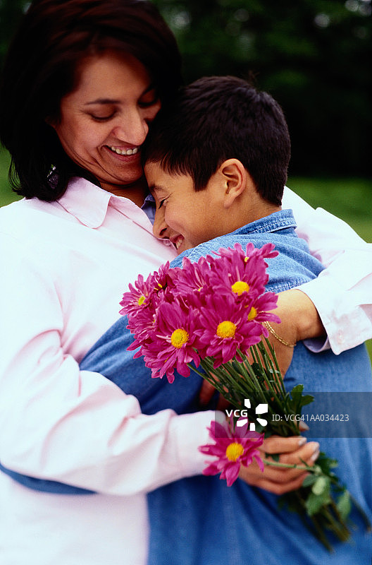 母亲和儿子拥抱图片素材