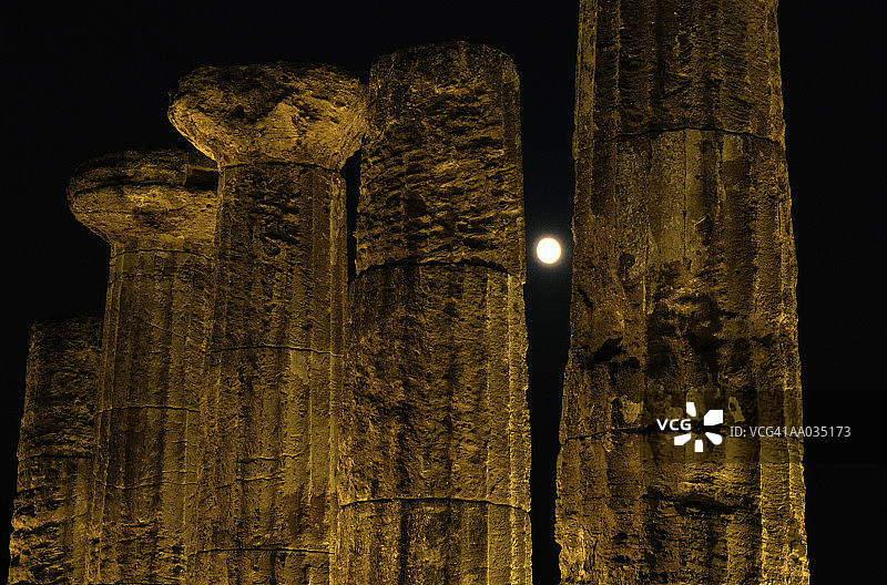 夜间的柱子图片素材