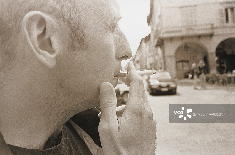 吸烟的男人图片素材