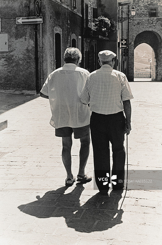 两个男人在科斯塔恰罗镇的广场上行走图片素材