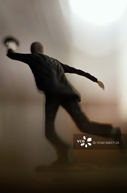 挥手的商人雕像图片素材