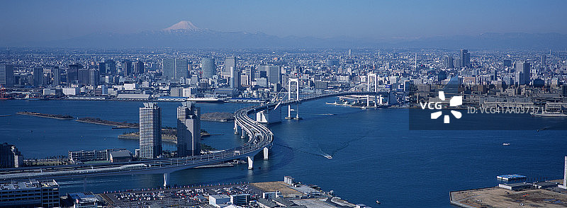 东京湾与彩虹大桥图片素材
