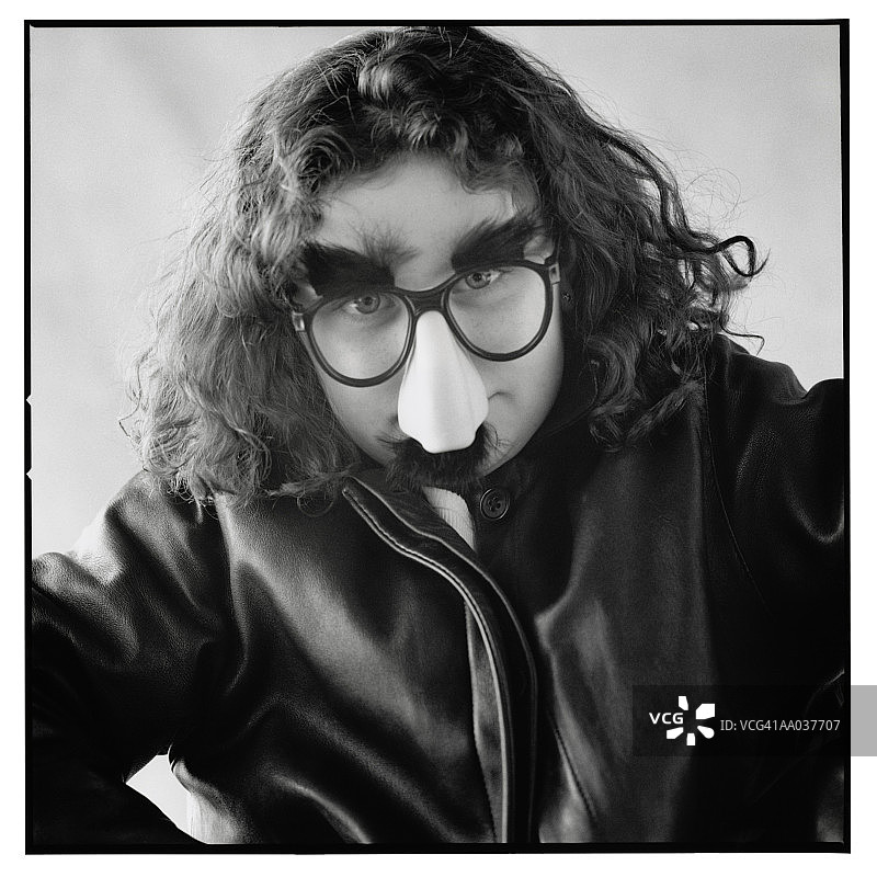 乔装打扮成格劳乔·马克斯的女孩图片素材