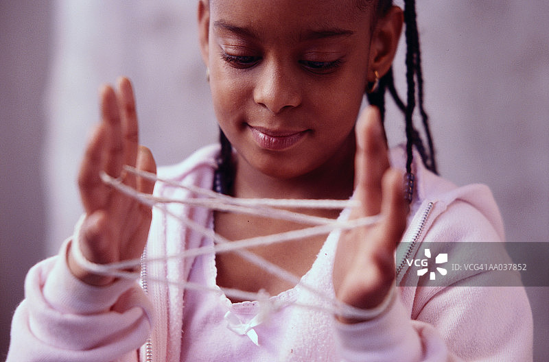 女孩玩翻花绳图片素材