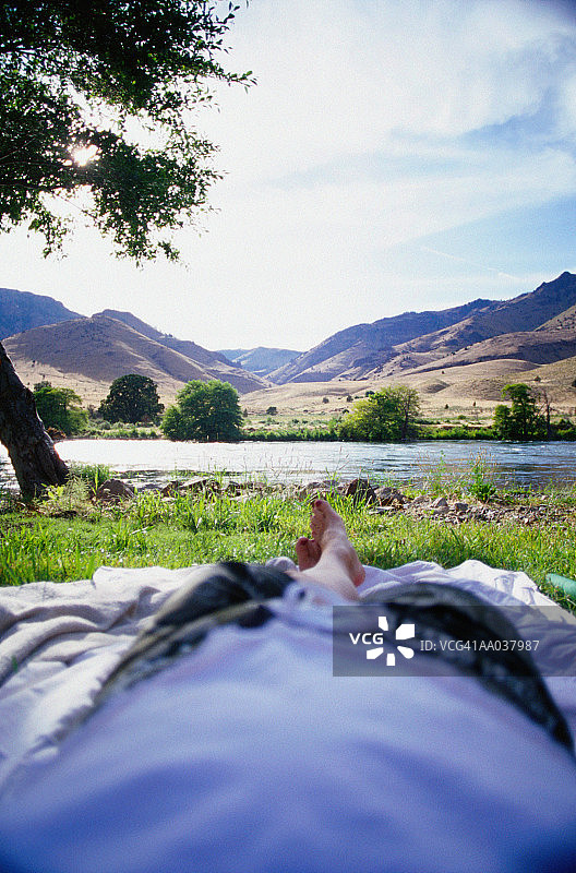 靠近水边的露营者图片素材