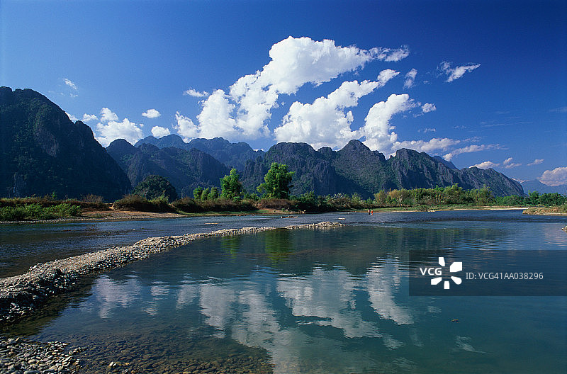 老挝南松河石灰岩悬崖图片素材