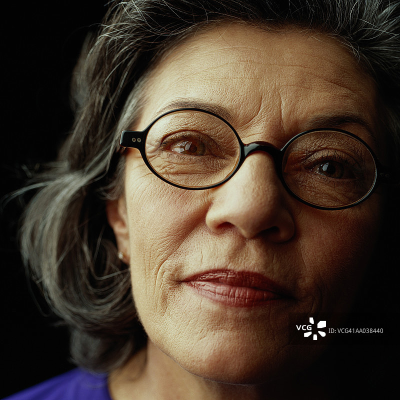 年长妇女肖像图片素材