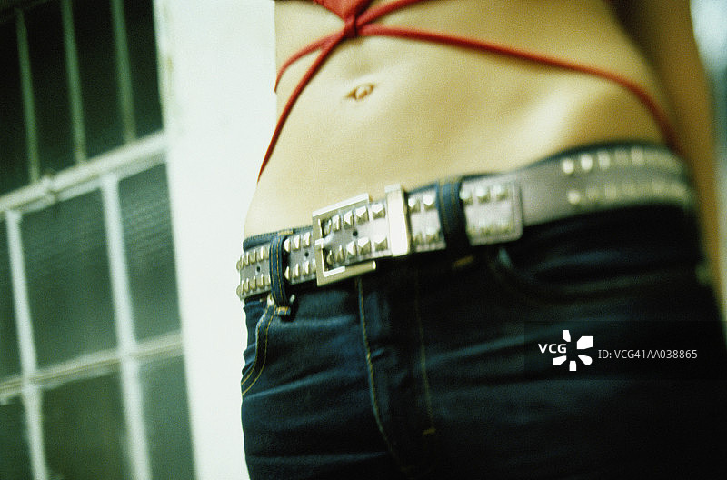 穿露脐装的年轻女子腰部图片素材