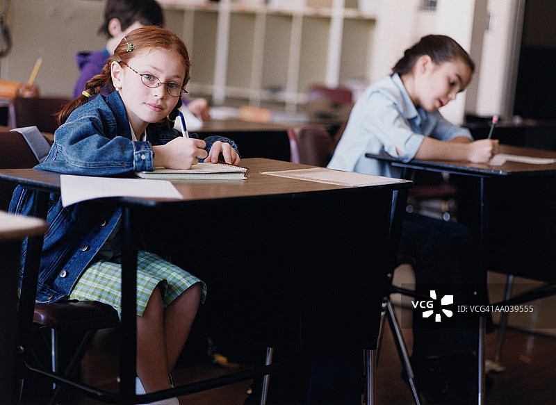 在教室课桌上学习的学生（7-9岁）图片素材