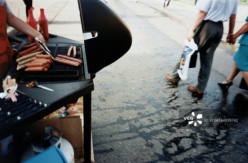 情侣走在街头热狗摊旁图片素材