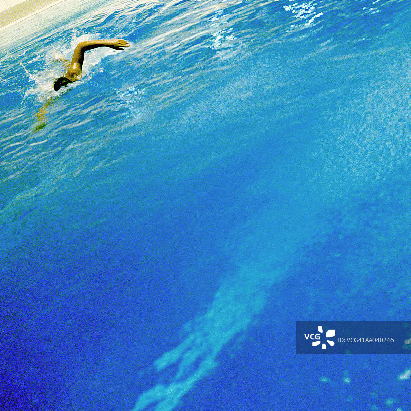 青少年男孩在游泳池练习自由泳图片素材