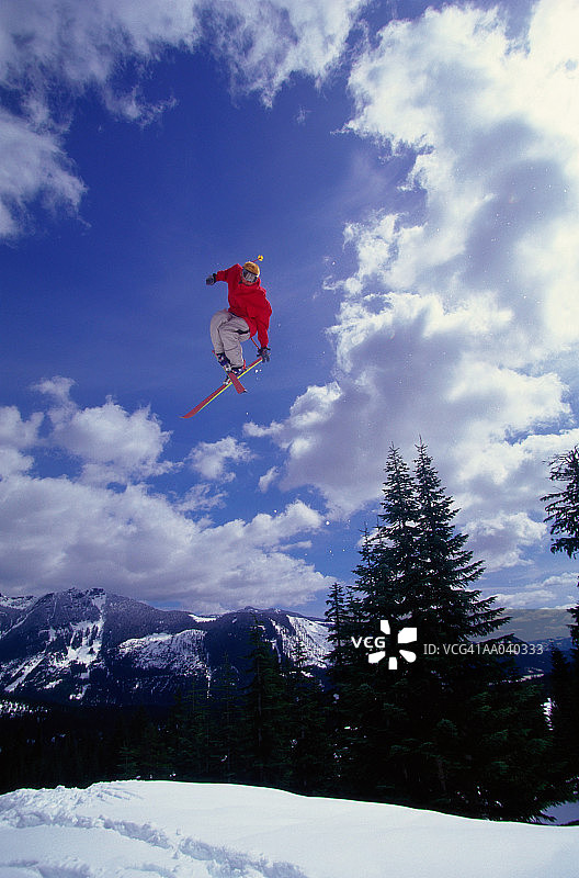 滑雪者表演360度抓板图片素材