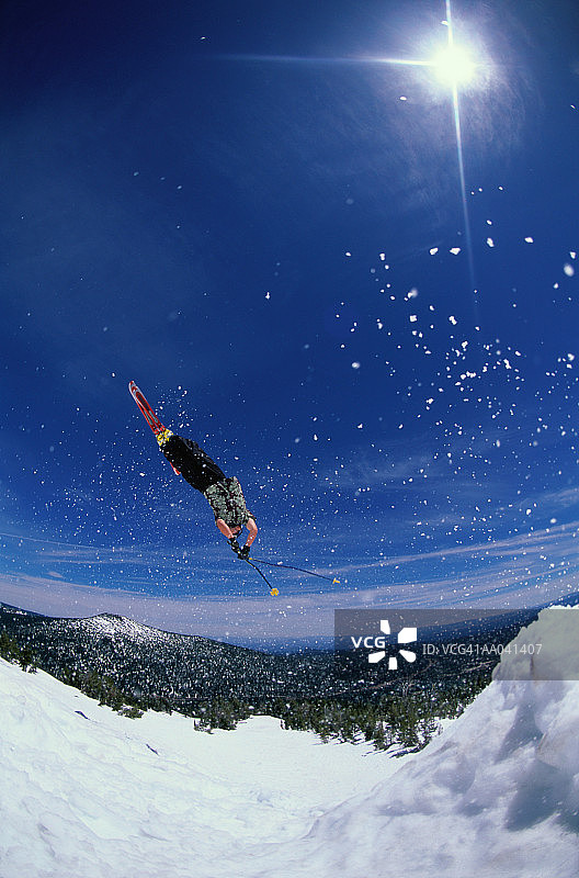 滑雪者在空中翻转图片素材