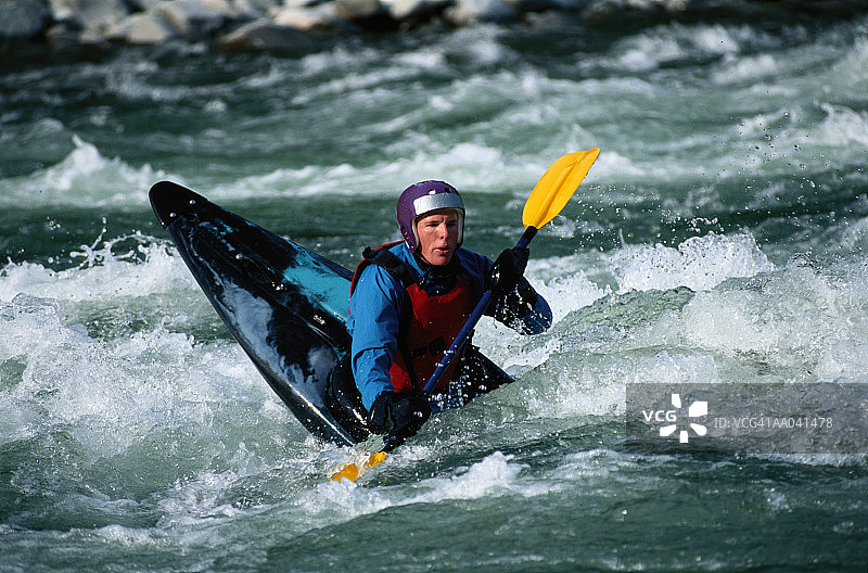 男人玩白水皮划艇图片素材