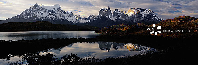 智利巴塔哥尼亚百内角峰和佩霍湖黄昏图片素材