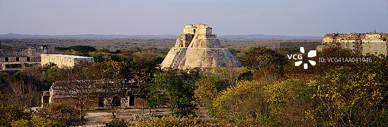 墨西哥乌斯马尔的魔法师金字塔图片素材