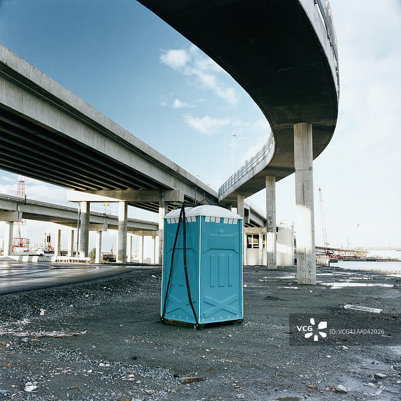 施工中高速公路下的便携式厕所图片素材