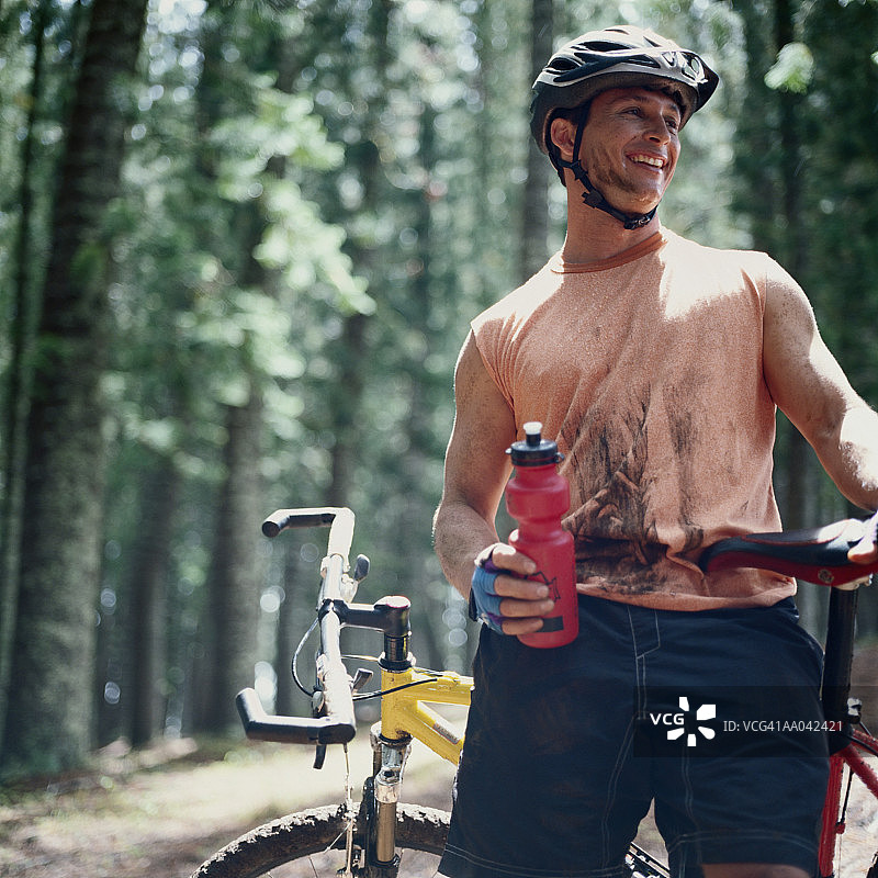 男人休息骑山地自行车图片素材