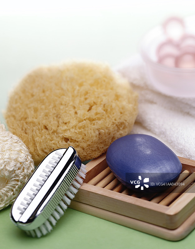 浴用海绵、指甲刷和香皂特写图片素材