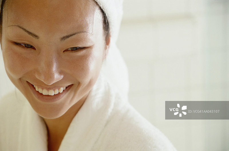 穿浴袍的微笑女人图片素材