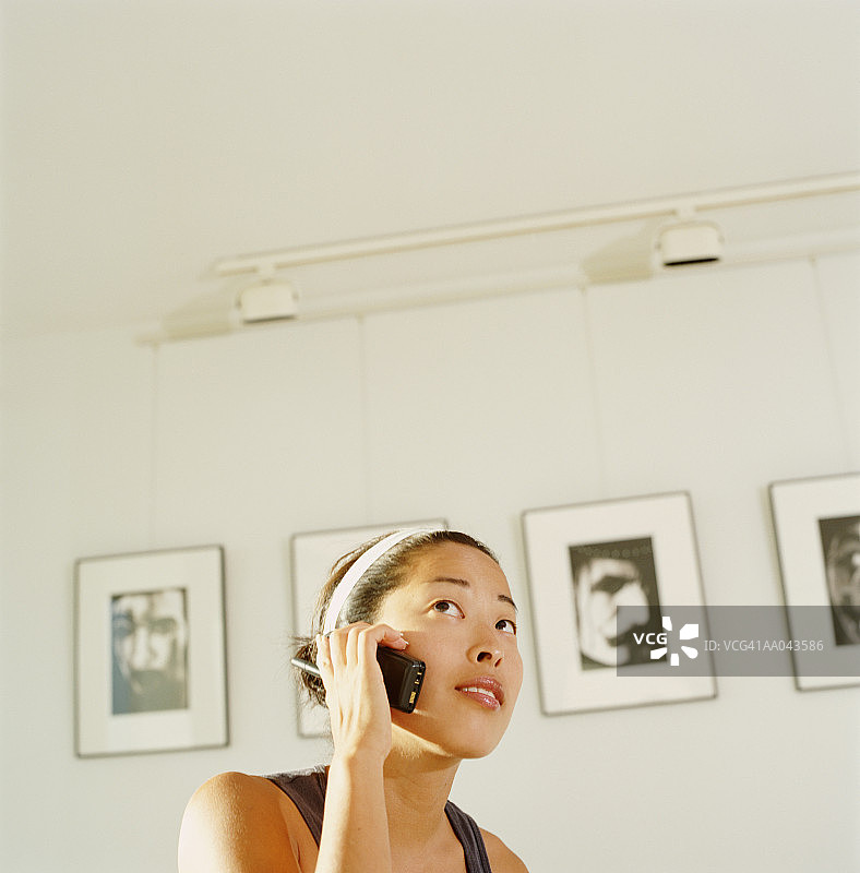 年轻女子使用手机图片素材