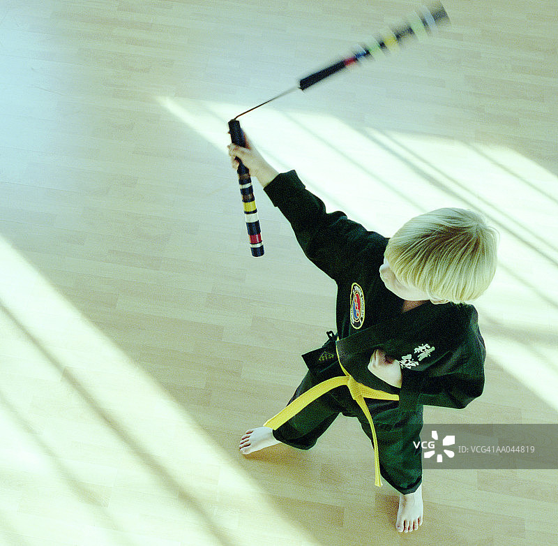 男孩使用双节棍图片素材