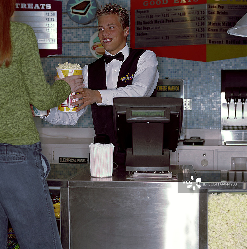 在电影院特许摊位工作的青少年男孩（15-17岁）图片素材