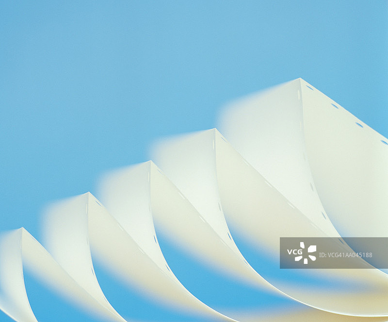 展开的电脑打印纸（模糊运动）图片素材