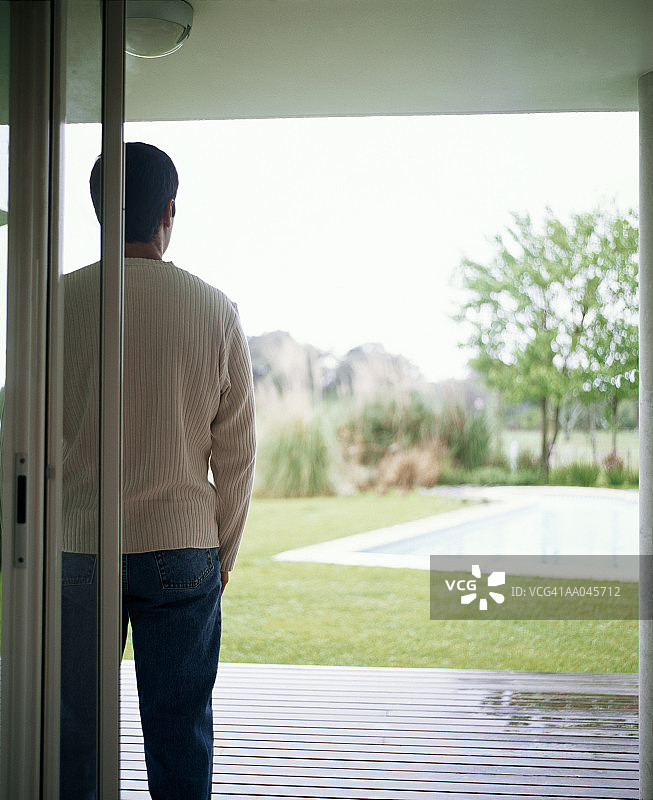 男人站在后门外图片素材