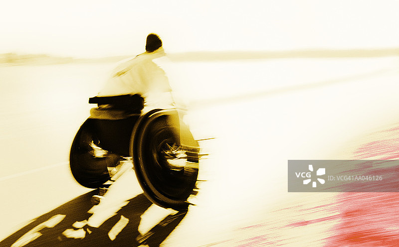 男人坐轮椅比赛图片素材