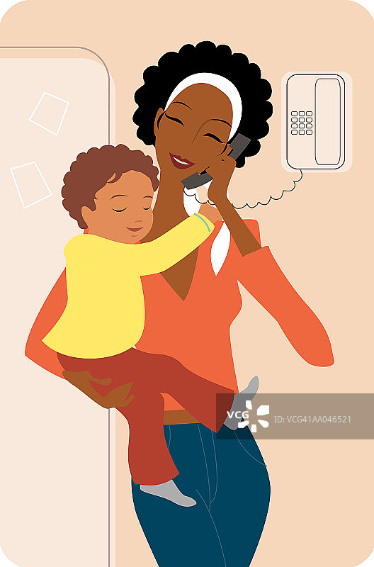 打电话的女人抱着男婴（21-24个月大）图片素材