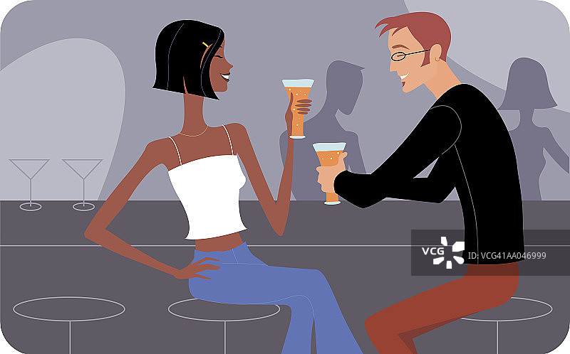 年轻情侣在酒吧喝啤酒图片素材