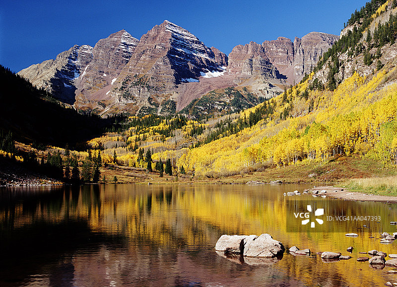美国科罗拉多州褐铃峰与褐铃湖的秋色图片素材