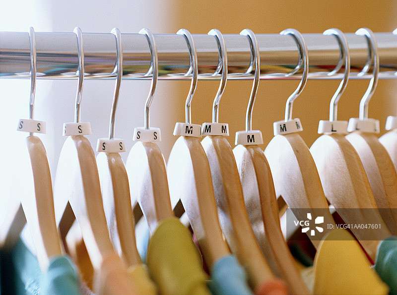 商店里衣架上的衬衫特写图片素材