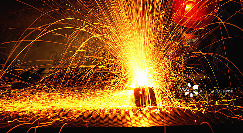 工人使用 газовой 焊枪焊接图片素材