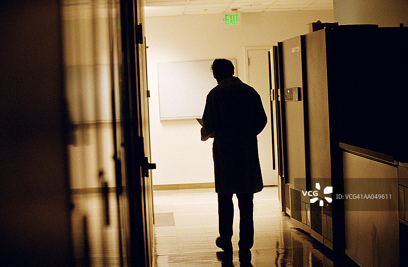 走廊里的实验室技术员，剪影，后视图图片素材
