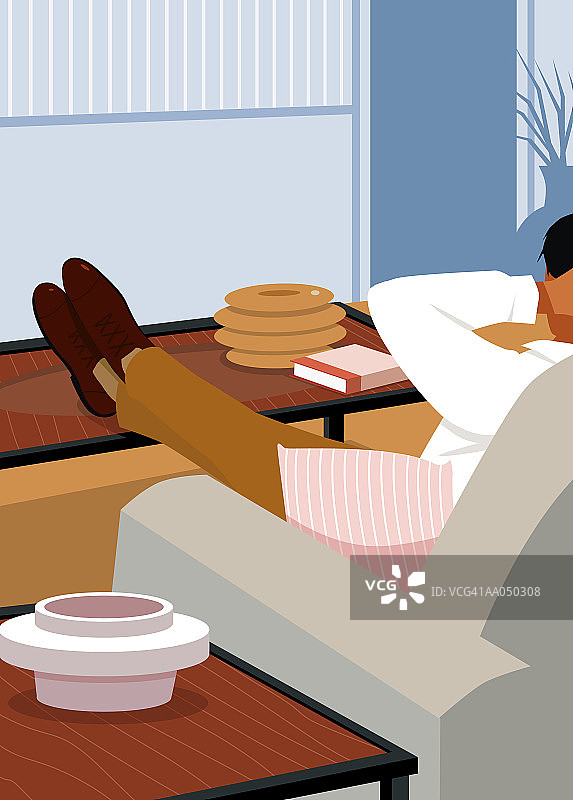 男人坐在沙发上图片素材