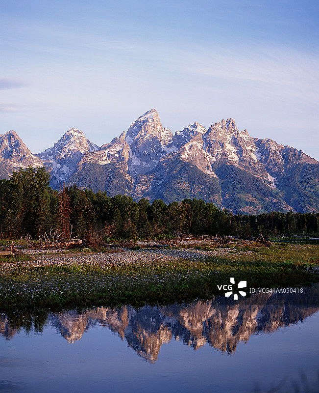 美国怀俄明州大提顿峰倒映在蛇河中图片素材