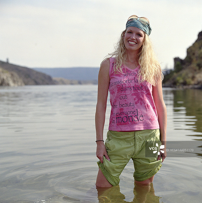 站在湖中的年轻女人肖像图片素材