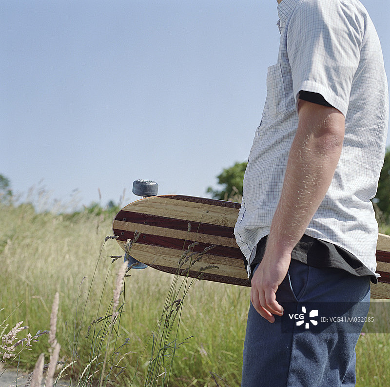 年轻男人手持长板半身像图片素材