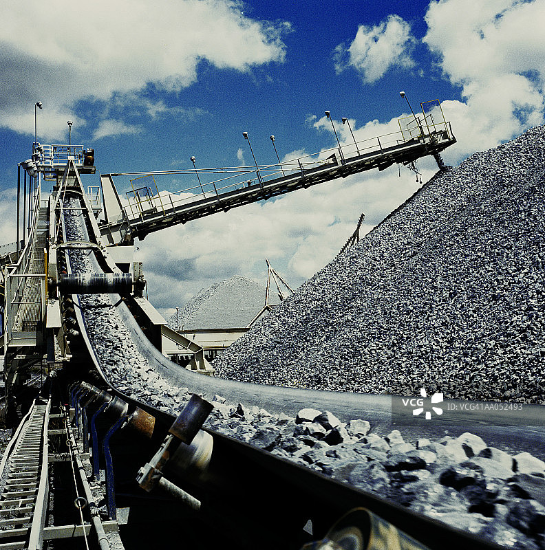 传送带上的岩石落到大石堆上图片素材