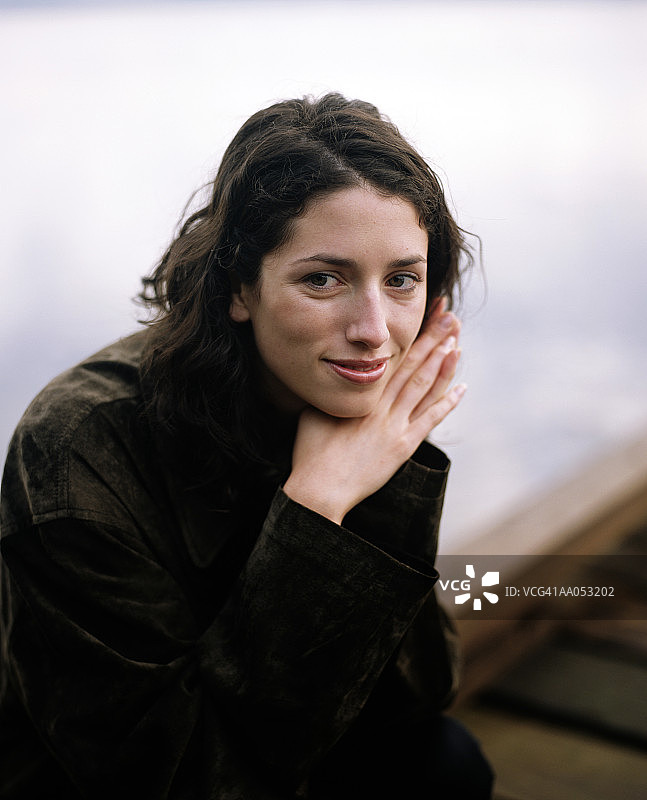 年轻女子手托下巴的肖像图片素材