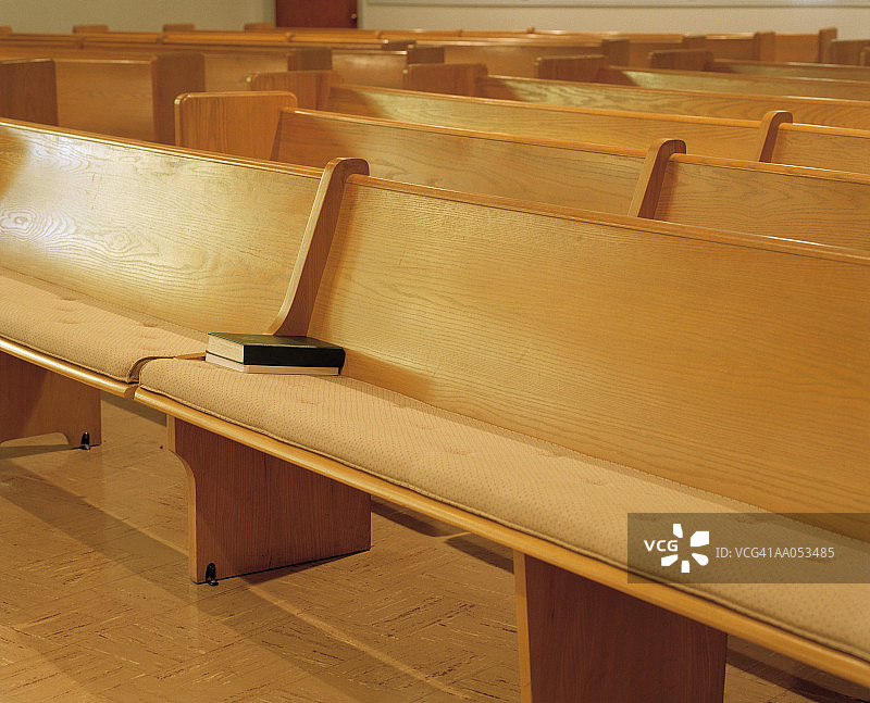 教堂内的空排长椅图片素材