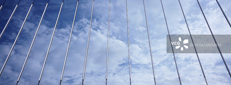 透过栅栏看到的蓝天白云图片素材