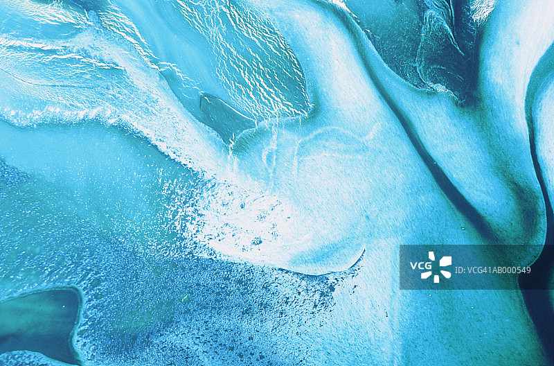 吹拂的花朵图片素材