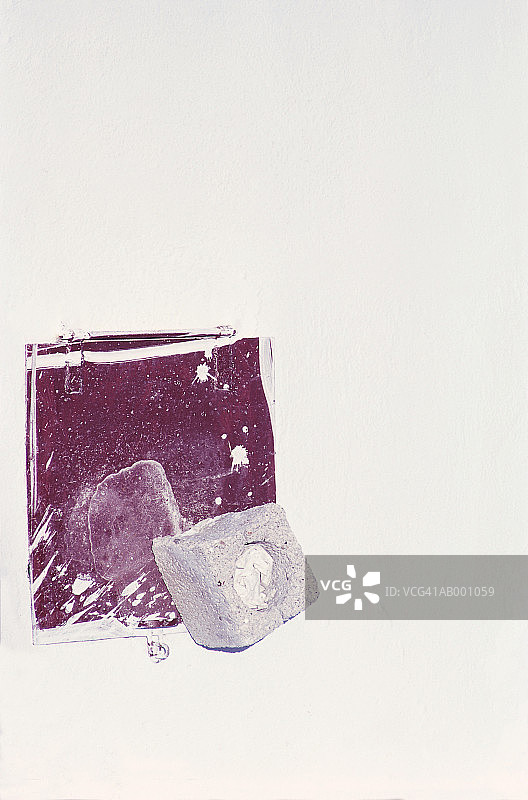 活板门上的混凝土块图片素材