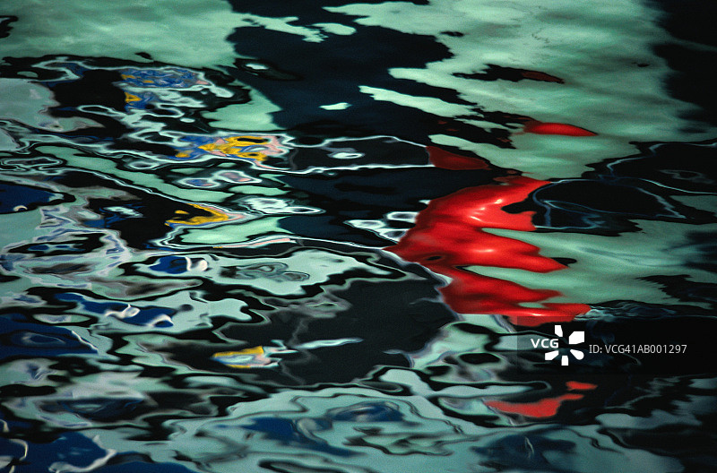 波光粼粼的水中倒映的船影图片素材